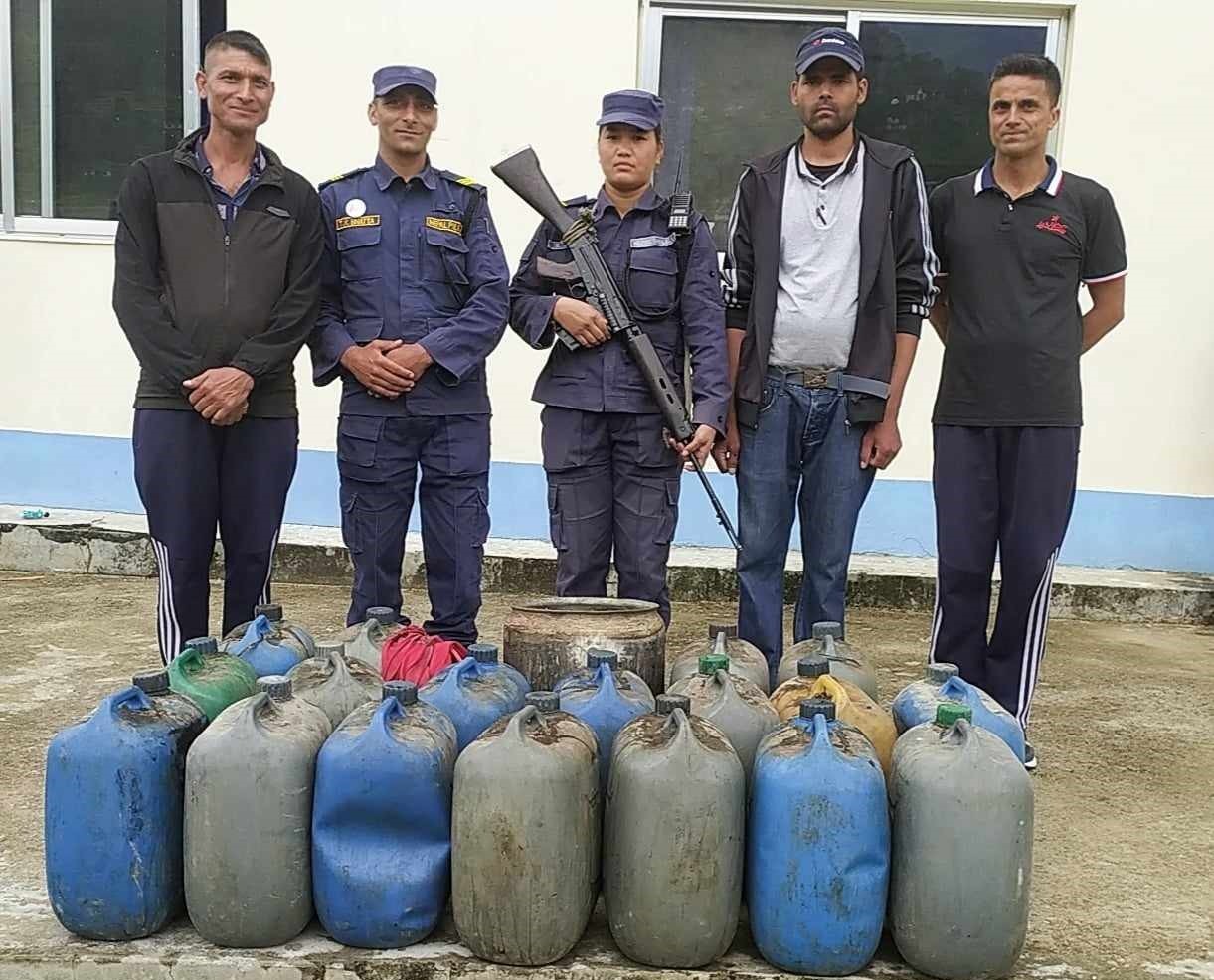 प्रहरीद्वारा एकसय ८५ लिटर घरेलु मदिरा बरामद