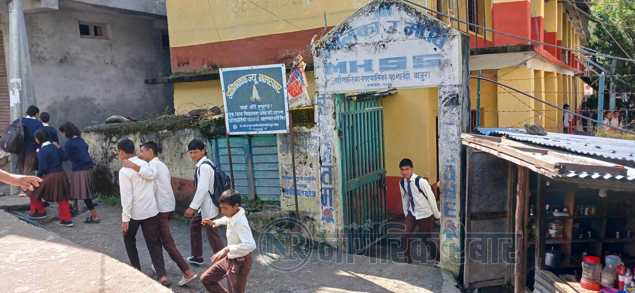 विद्यालय बन्द भएपछि निरास भएर घर फर्किए विद्यार्थी