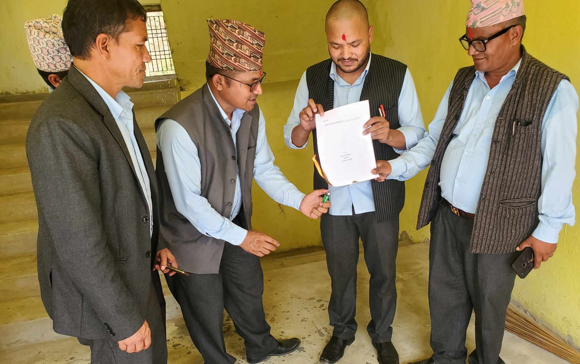 बाजुराका शिक्षकले स्कुलभित्रै जलाए शिक्षा ऐनको मस्यौदा