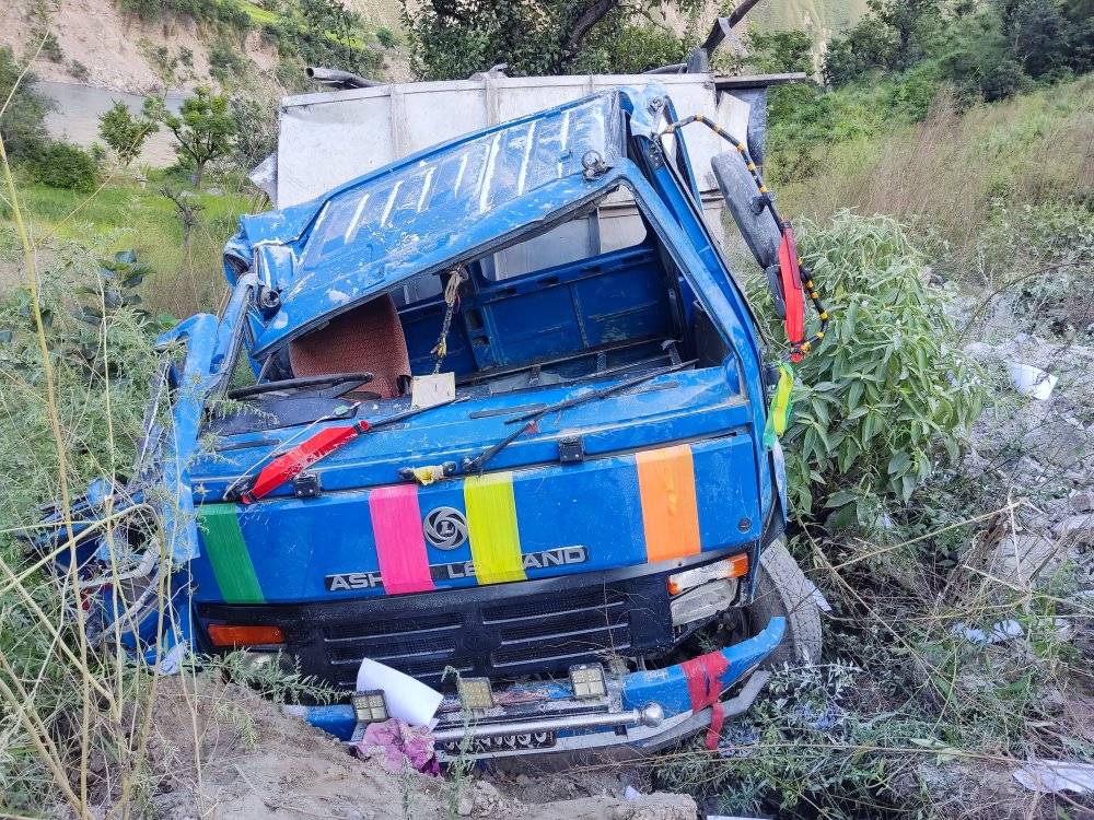 बाजुरामा मिनिट्रक दुर्घघटना, चालकसहित ३ जना घाइते