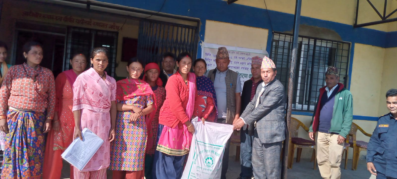 असिनापानीबाट पीडित बनेका कृषकलाई गहुँको विउ वितरण