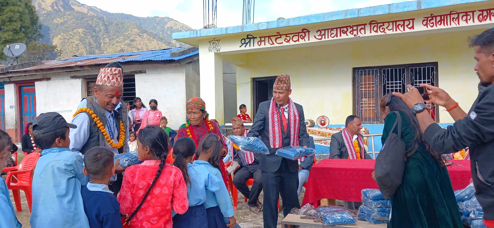 मष्टेश्वरी आविका विद्यार्थी र शिक्षकलाई न्यानो लुगा वितरण