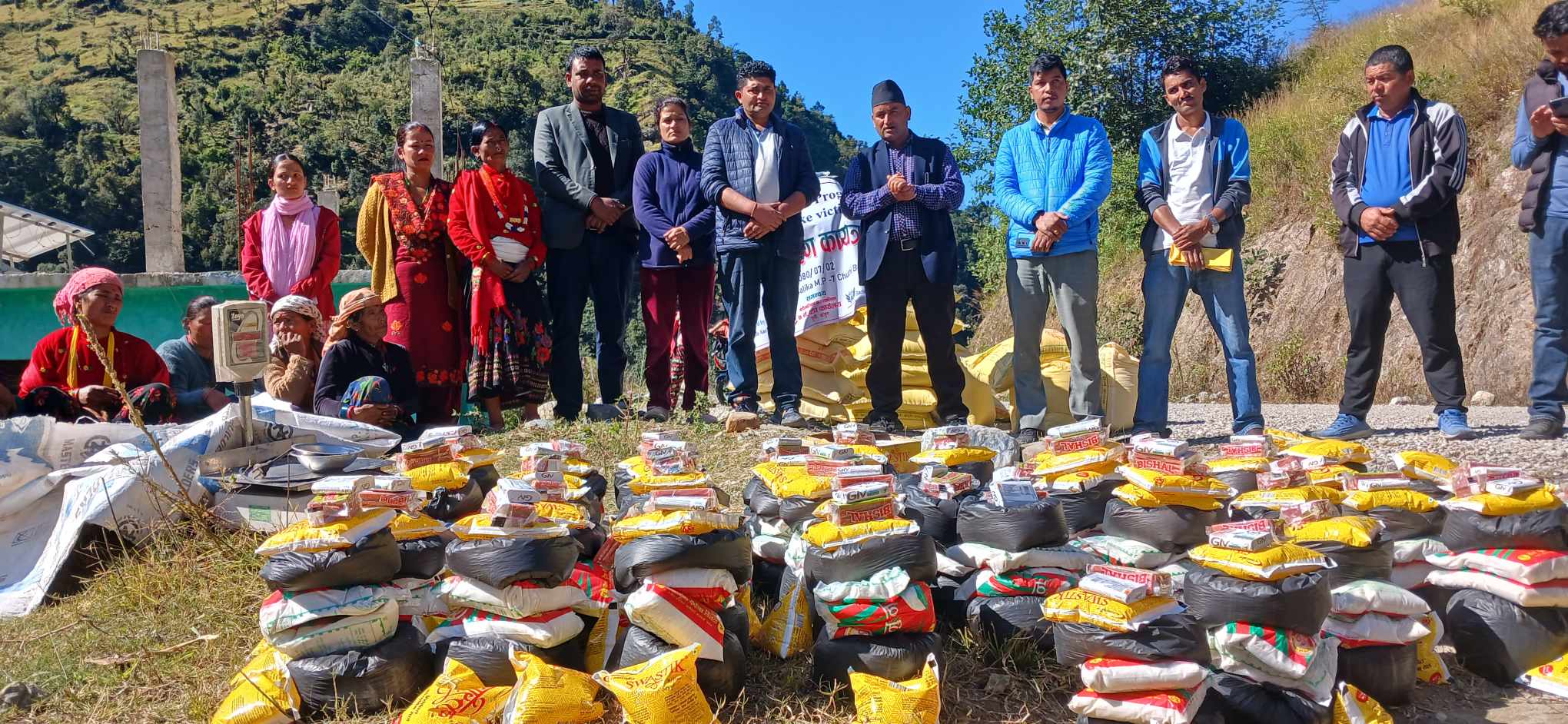 बडीमालिका-७ का ४६ विपन्न परिवारलाई खाद्यान्न सामाग्री वितरण