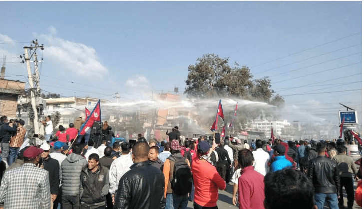 बल्खुमा दुर्गा प्रसाईंका समर्थक र प्रहरीबिच झडप, अश्रुग्यास र पानीको फोहरा प्रहार