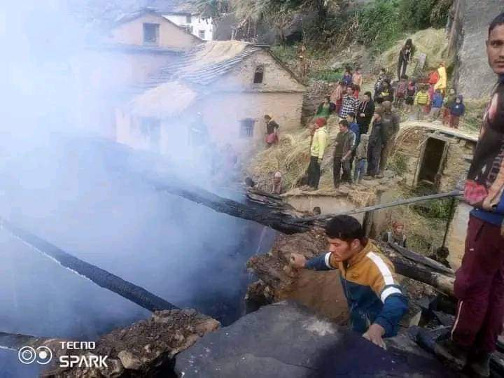 विद्युतकाे तार सट भएर त्रिवेणीकाे एक घरमा आगलागी