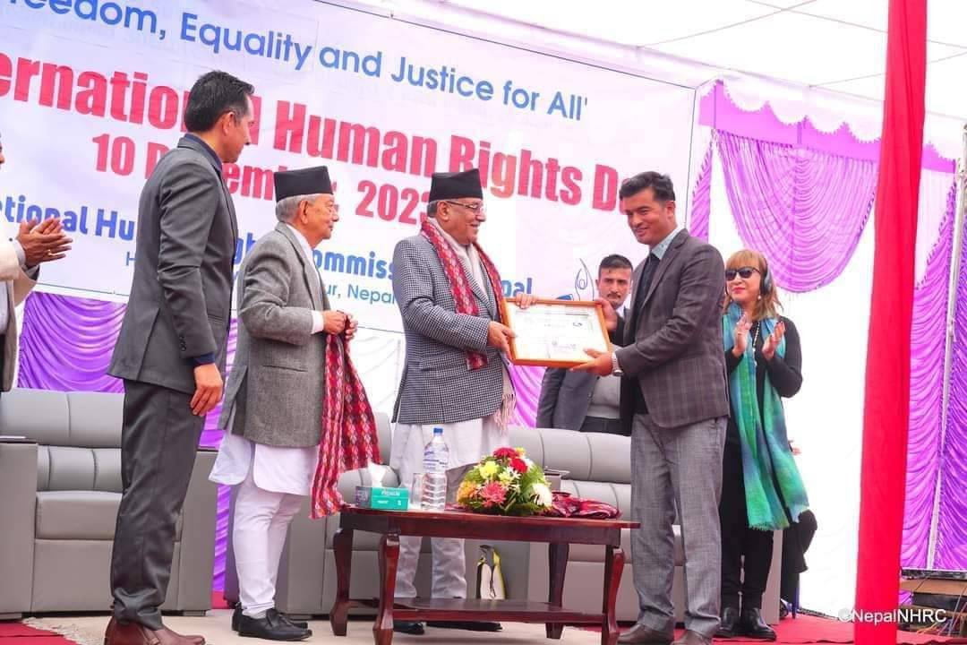 बाजुराका पत्रकार सिंह मानव अधिकार पुरस्कार २०८० बाट सम्मानित