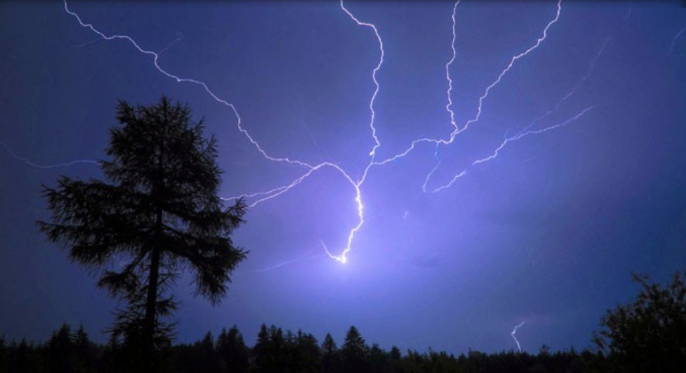 खप्तड छेडेदहमा चट्याङ लागेर एक जनाकाे मृत्यु