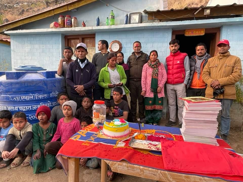 एमाले बाजुराका अध्यक्ष थापाद्वारा अनाथालयलाई सहयाेग