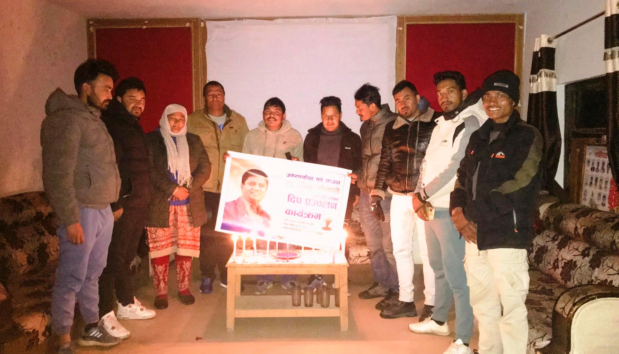 स्वर्गीय रविन्द्र अधिकारीको स्मृतिमा बाजुरामा दीप प्रज्वलन