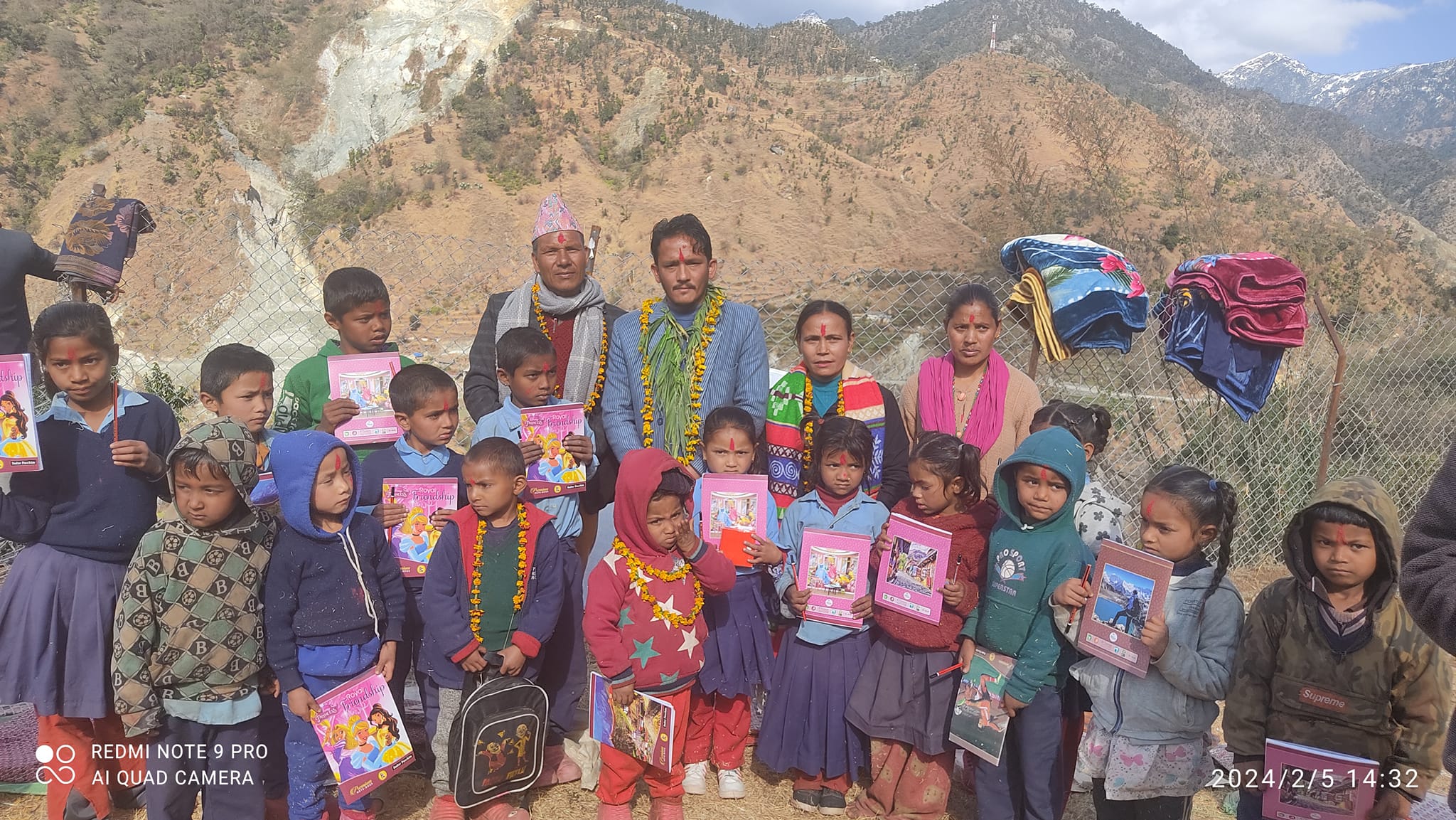 बडीमालिका–८ का वडा अध्यक्ष थापाको पहलमा विद्यार्थीलाई शैक्षिक सामाग्री 