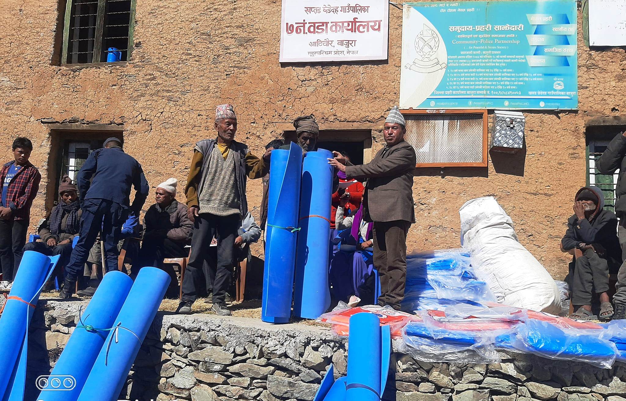 खप्तड छेडेदह ७ का भुकम्प प्रभावित ११५ परिवारलाई राहत वितरण