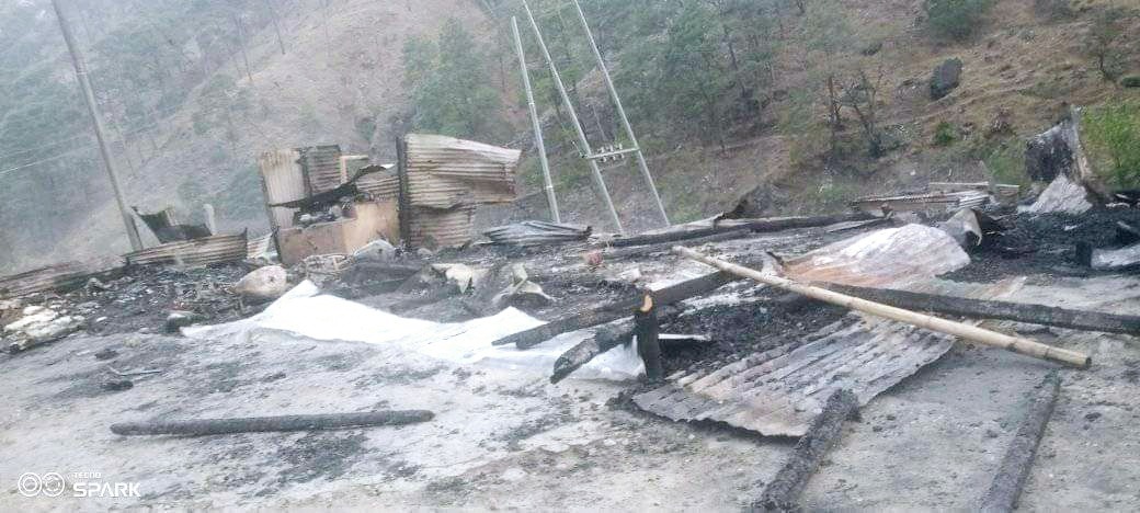 बाजुरामा एक पसलमा आगलागी हुँदा मालसामान जलेर नष्ट