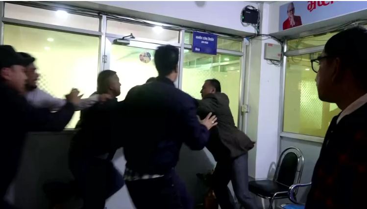 राप्रपा नेता श्रेष्ठमाथि पार्टी कार्यालयभित्रै हातपात