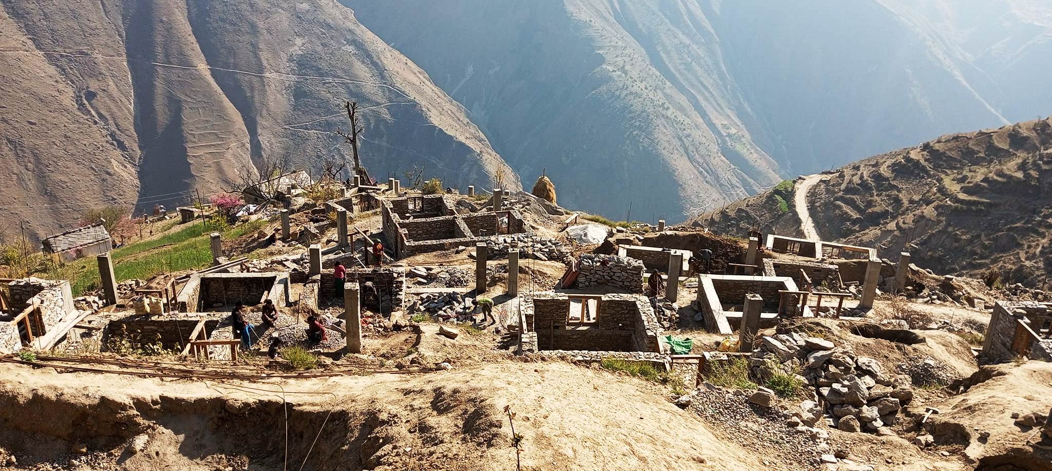 जगन्नाथका बाढीपहिरोबाट विस्थापित परिवारलाई सुरक्षित ठाउँमा सारिदै