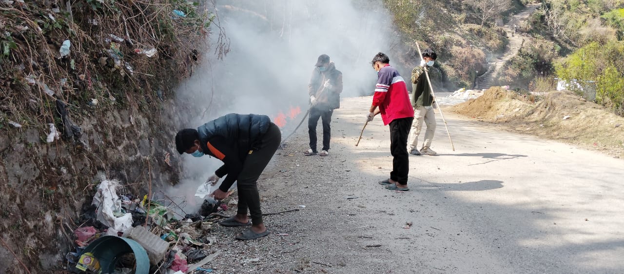 नवजीवन युवा क्लवका युवाहरु बजार सरसफाईमा जुटे