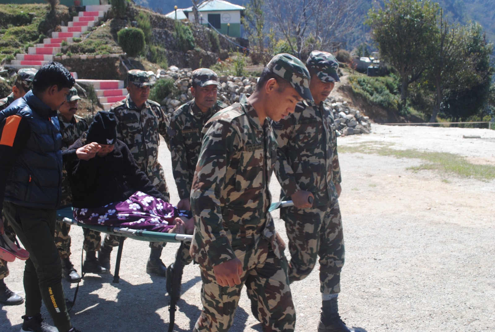 बडीमालिकाकी एक गर्भवती महिलाको हेलिकप्टरबाट उद्धार