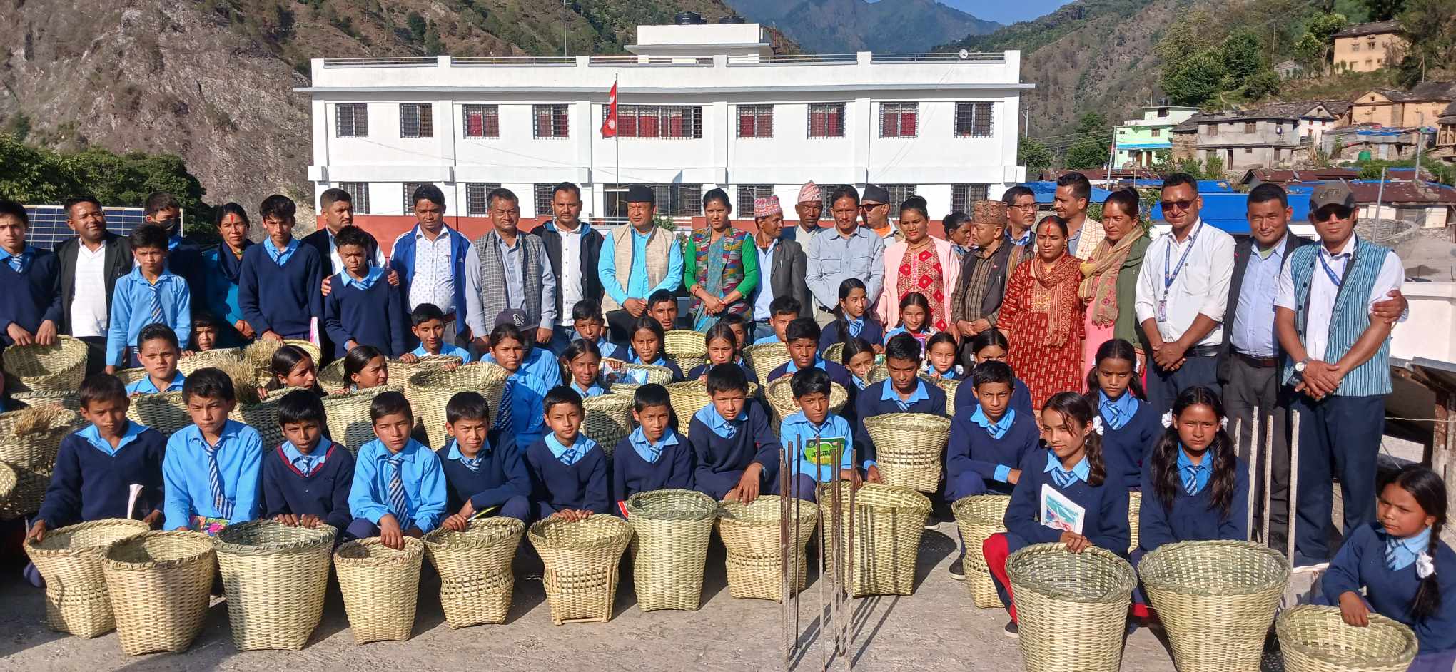 बाजुरामा पढ्दै सिक्दै कमाउदै कार्यक्रम अन्तरगत विद्यार्थीले बनाए डोका