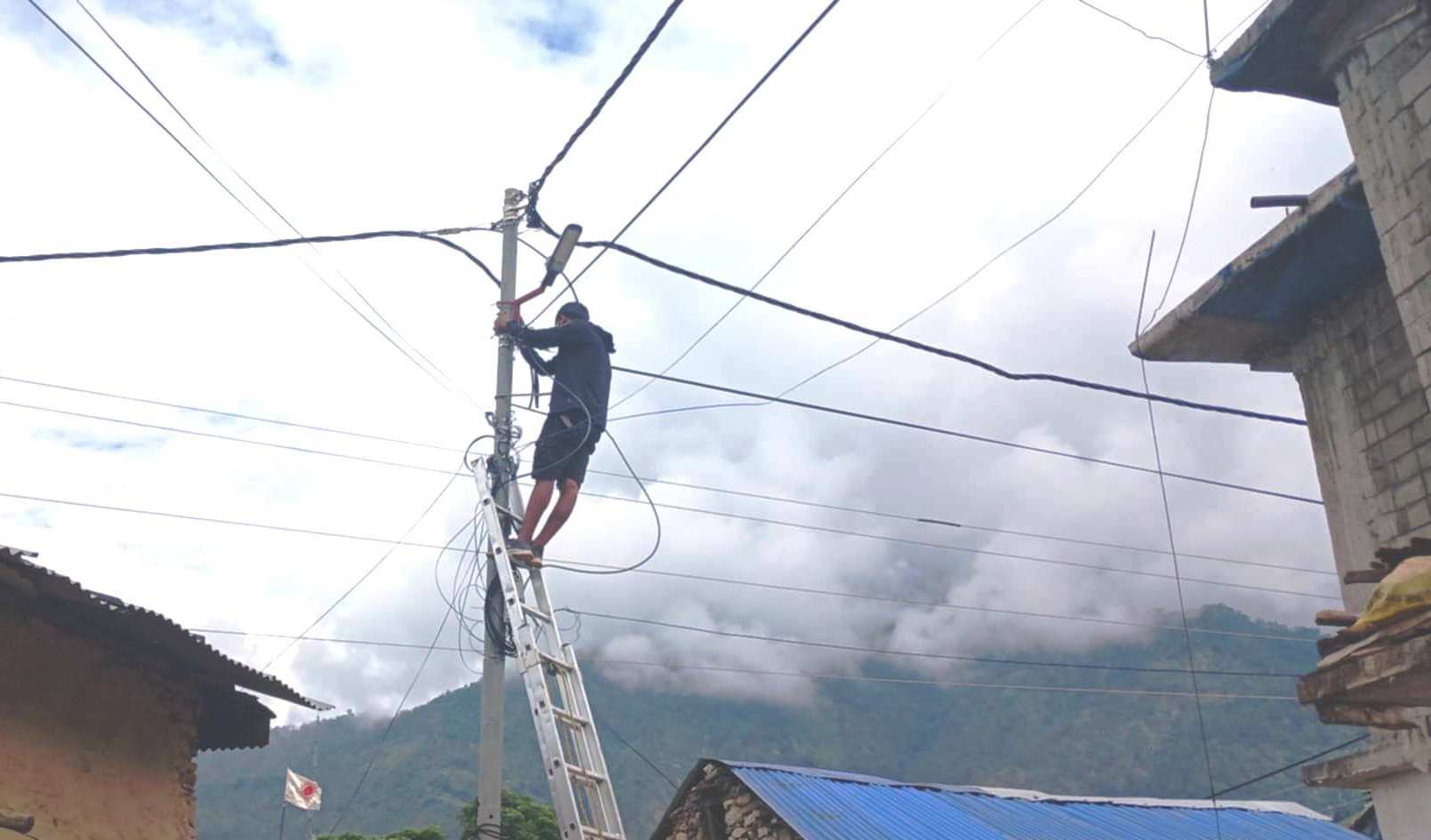 मार्तडी बजारलाई उज्यालो बनाउन सडक बत्ति जडान गरिदै