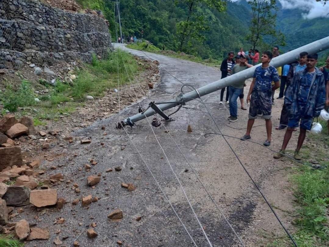 अछामकाे बुढाबगरमा पाेल ढलेपछि बाजुरामा विद्युत सेवा अवरुद्ध