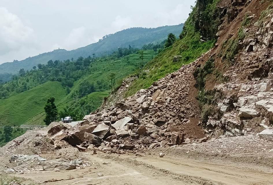 ताँप्री सेरामा पहिरो गएपछि साँफ–मार्तडी राजमार्ग अवरुद्ध