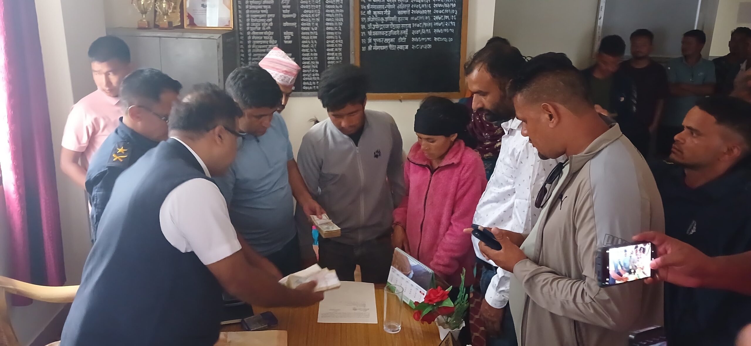 बाजुरामा करेन्ट लागेर मृत्यु भएका विष्टको परिवारलाई उचित क्षतिपुर्ति दिईने