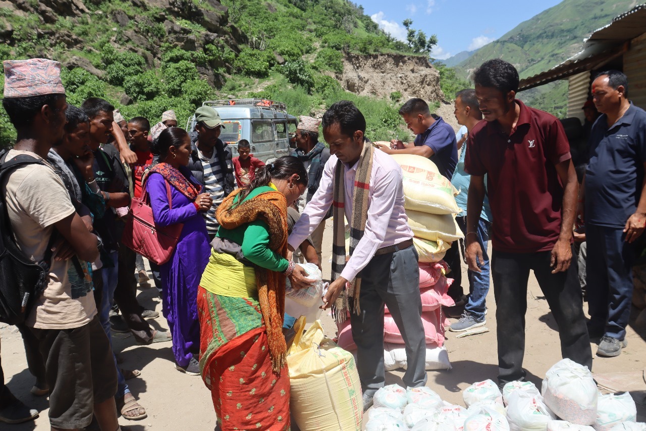 बाजुराका विपन्न तथा असाहय ४ सय बढी परिवारलाई राहत बितरण  