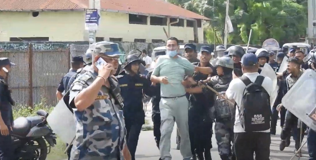 रवि लामिछानेविरुद्ध प्रदर्शन गर्ने सहकारी पीडित पक्राउ