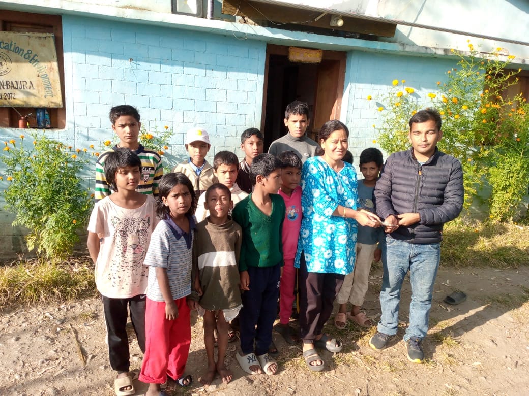 कन्सन बाजुराका अनाथ बालवालिकालाई आर्थिक सहयोग