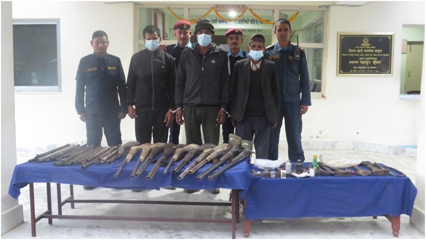 भरुवा बन्दुकसहित गाैमुलबाट ३ जना पक्राउ