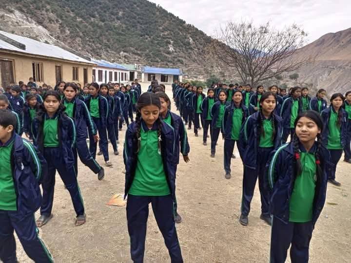 चिसोबाट जोगाउन स्वामीकार्तिकका विद्यालयमा न्यानो लुगा वितरण