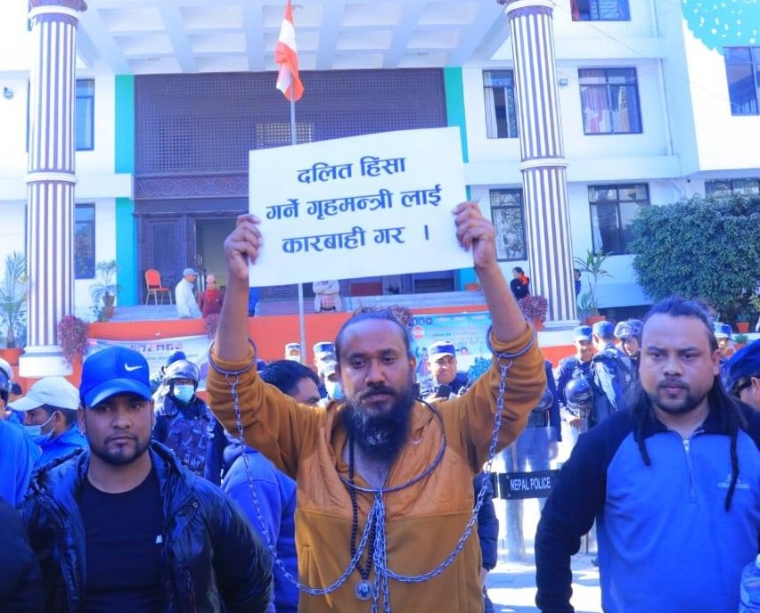 गृहमन्त्रीलाई कारबाहीको माग गर्दै दलित अधिकारकर्मीद्वारा कांग्रेस केन्द्रीय कार्यालयमा प्रदर्शन