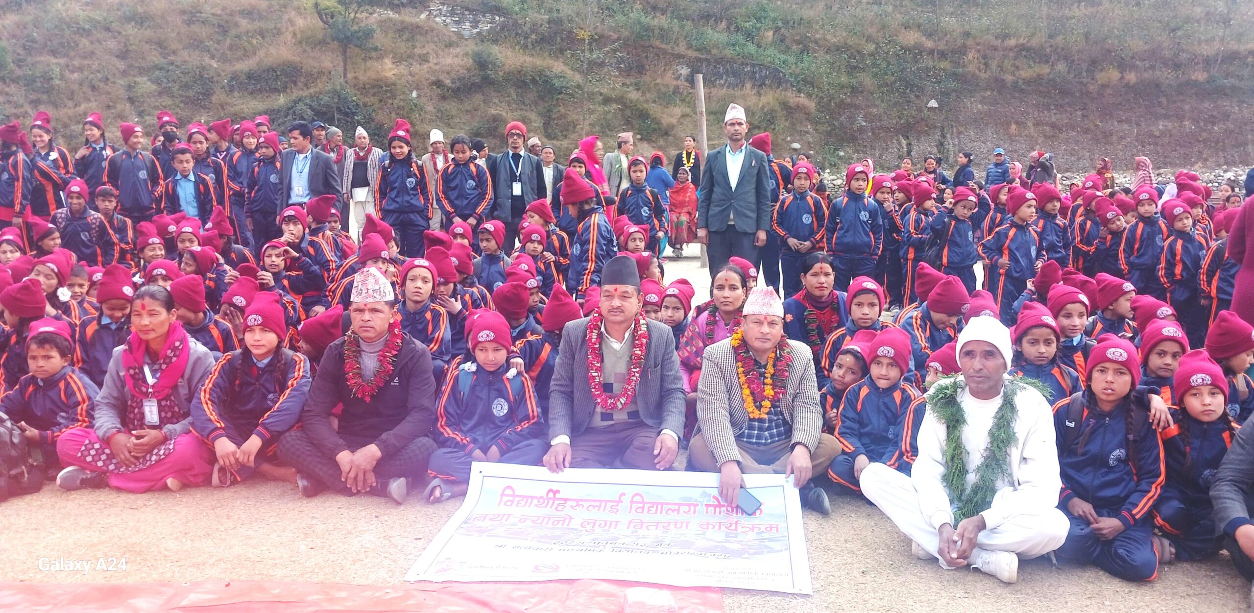 बडीमालिका–२ का विद्यार्थीहरुलाई विद्यालय पोशाक तथा न्यानो लुगा वितरण