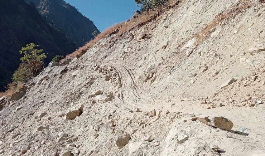 सुक्खा पहिरोले ४ दिनदेखि हुम्लाको खच्चा सडक अवरुद्ध