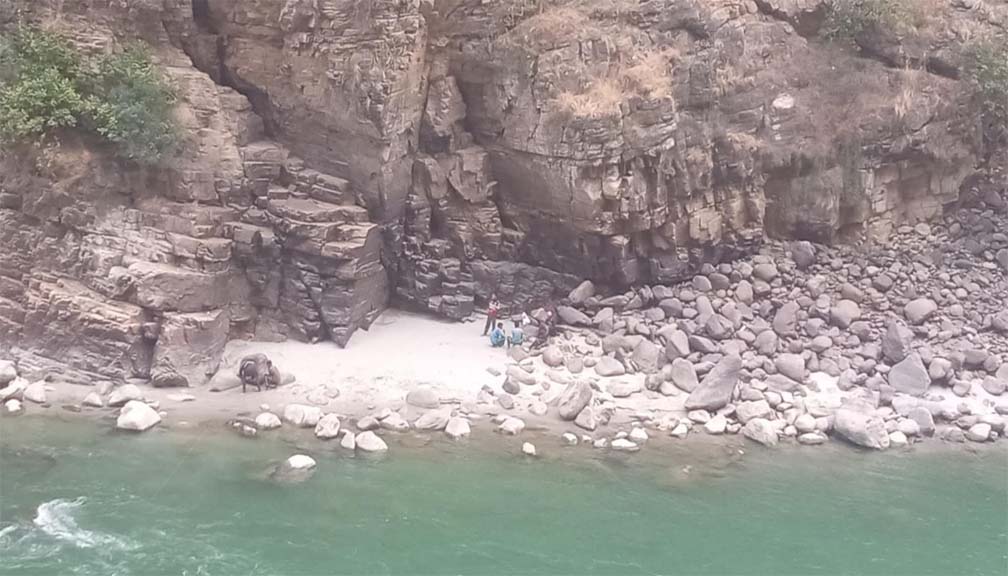 भीरबाट लडेर एकको मृत्यु ,अन्य ८ जना भीरमै अट्कीए