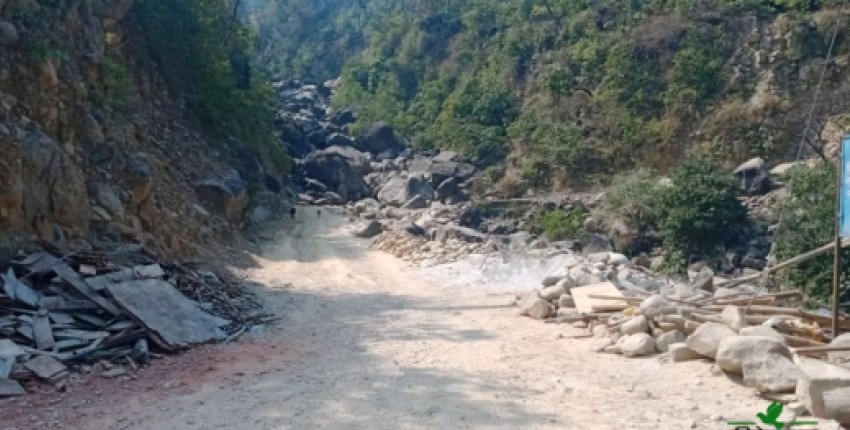 चिसापानी मोहन्याल सडक स्तरोन्नति गरिँदै