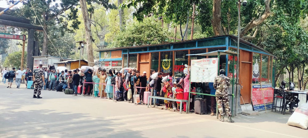 बिसुपर्व मनाउन घर फर्कनेको लर्को