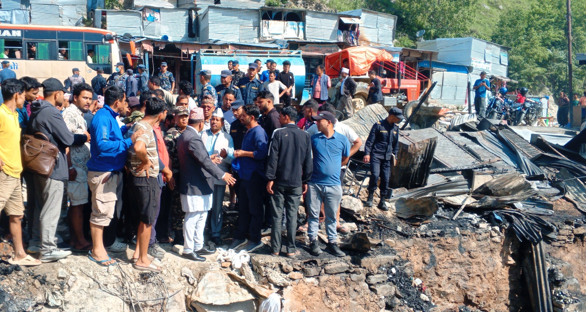 आगलागी पिडितको अवस्था बुझ्‌न पर्यटन मन्त्री पाण्डे प्रभावित क्षेत्रमा