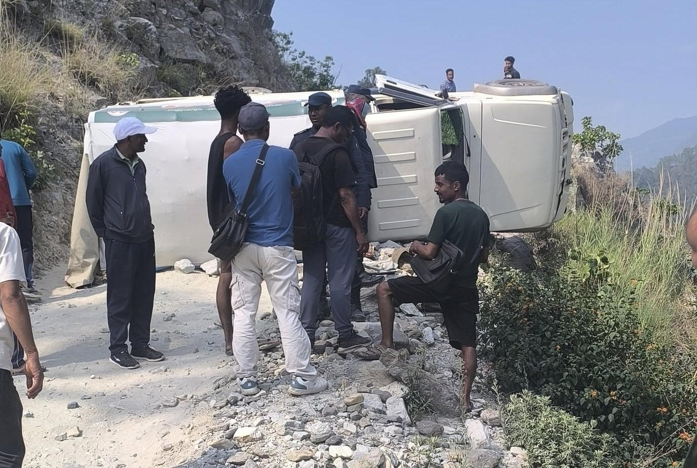 साँफे–मार्तडी सडक खण्डको बल्देमा मालवाहक जीप पल्टिएपछि…