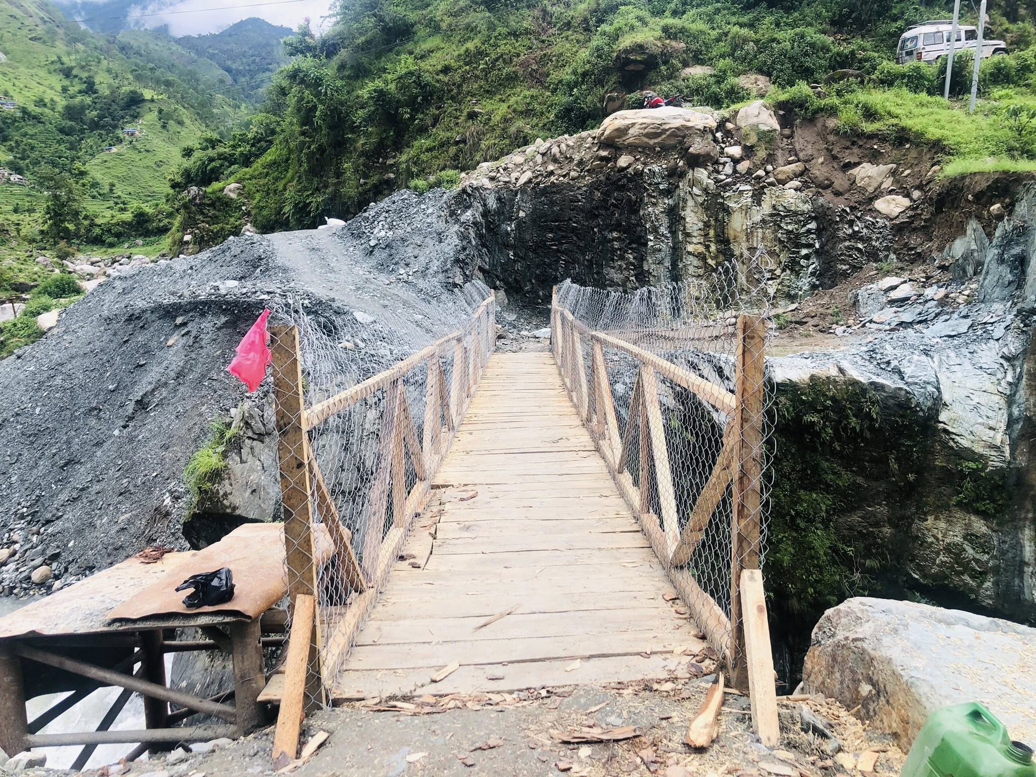 ठुलीसाँगु खोलामा अस्थायी काठेपुल निर्माण