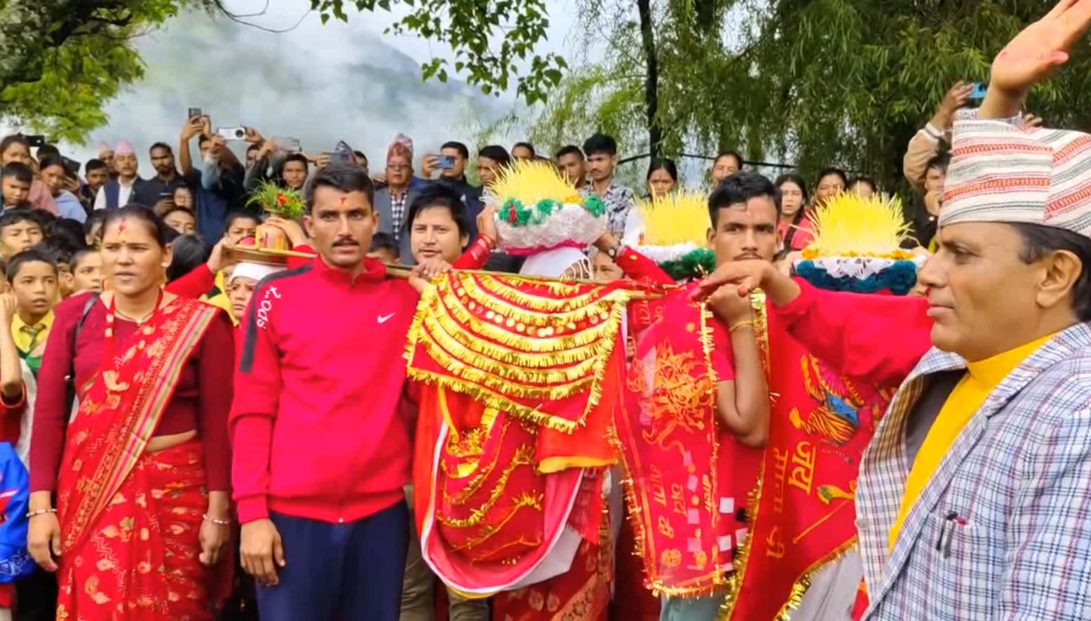 बाजुराको सरकारी टोली पूजा सामग्री लिएर बडीमालिकामा प्रस्थान