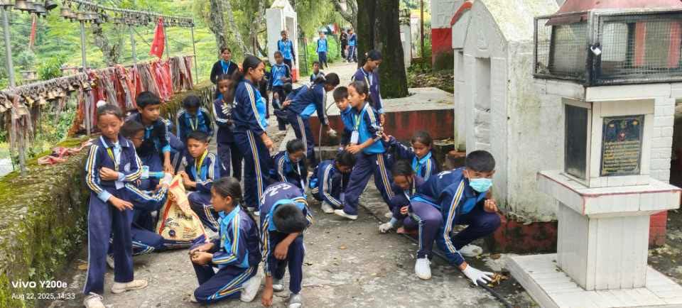 क्रियटर जोन एकेडेमीका विद्यार्थीले गरे मन्दिर र बजारकाे सरसफाई