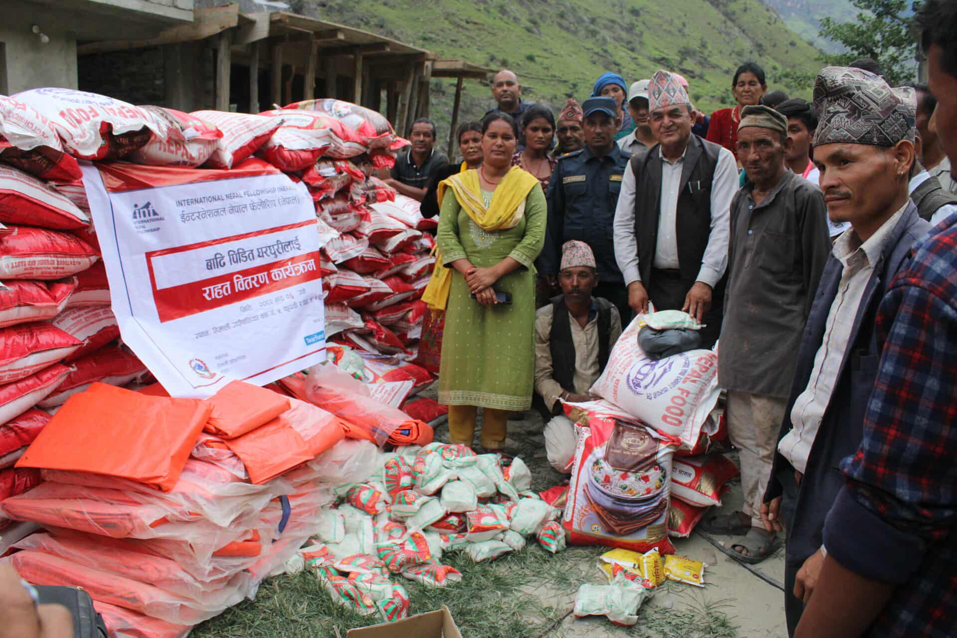 बाढी प्रभावितलाई आई एन एफ नेपाल बाजुराद्वारा राहत वितरण