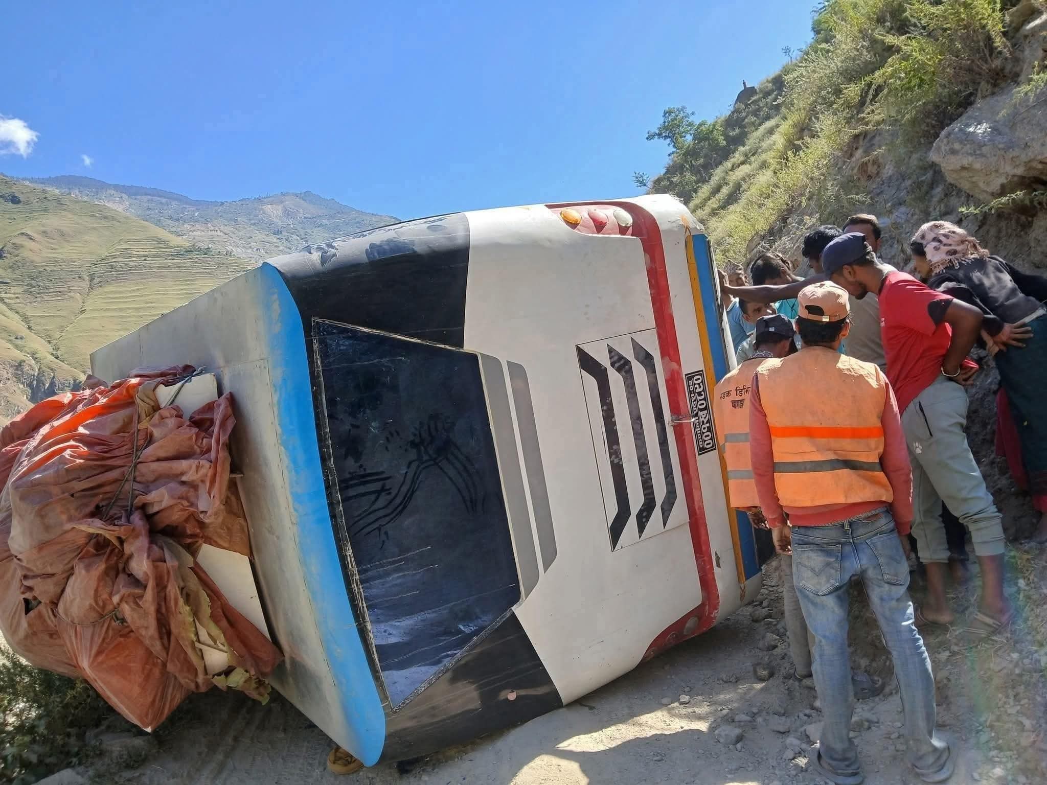 हुम्लाबाट सुर्खेत जाँदै गरेको बस बाजुरामा दुर्घटना, तीन जना घाइते