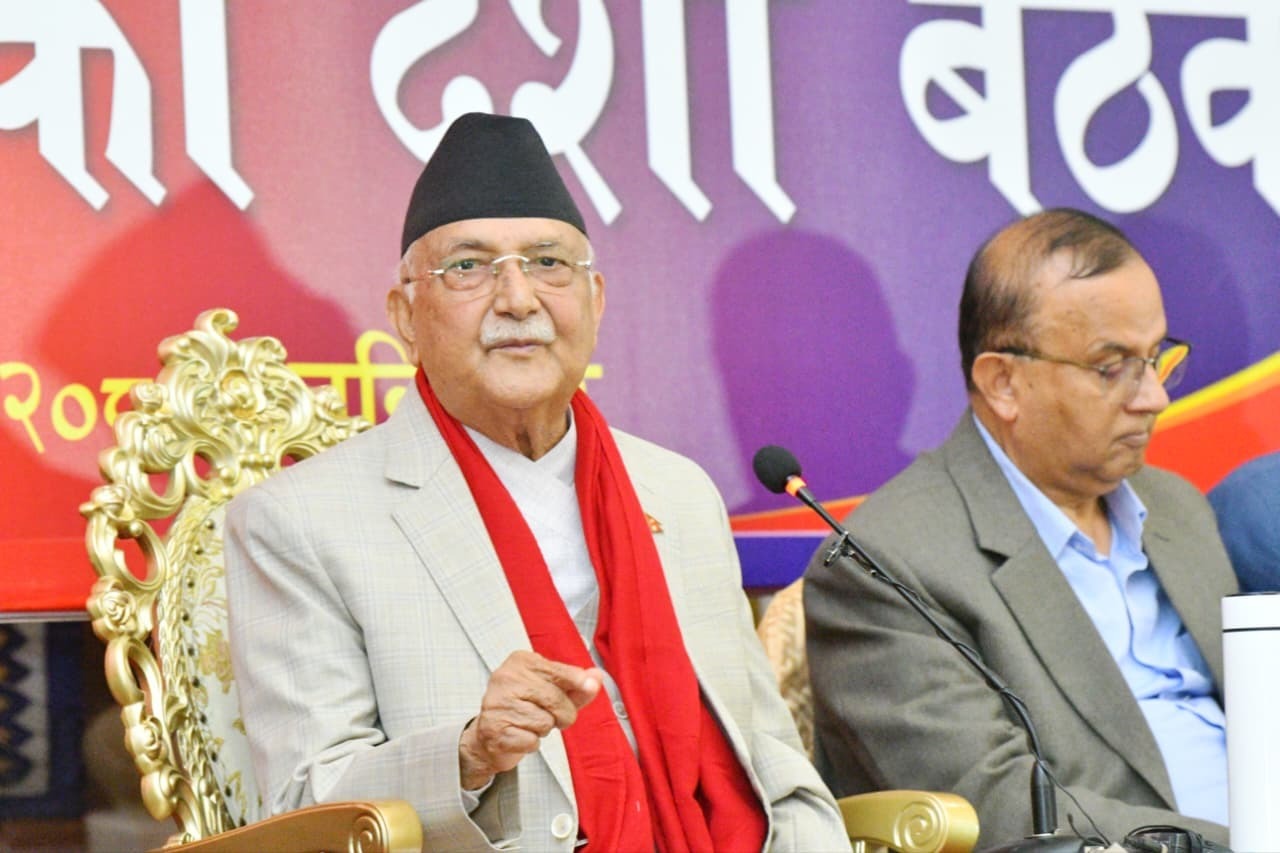 पत्रकारहरूसँग अन्तरक्रिया गर्दै अध्यक्ष ओली