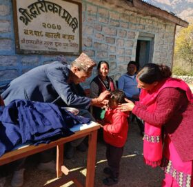 द्वारीका आविका विद्यार्थीलाई न्यानो लुगा वितरण