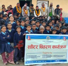 बुढीनन्दाको पञ्चलक्ष्मी प्राविका विद्यार्थीलाई चिसो छल्न न्यानो लुगा वितरण