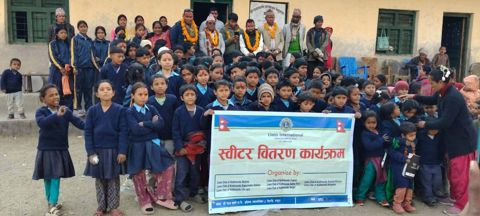 बुढीनन्दाको पञ्चलक्ष्मी प्राविका विद्यार्थीलाई चिसो छल्न न्यानो लुगा वितरण